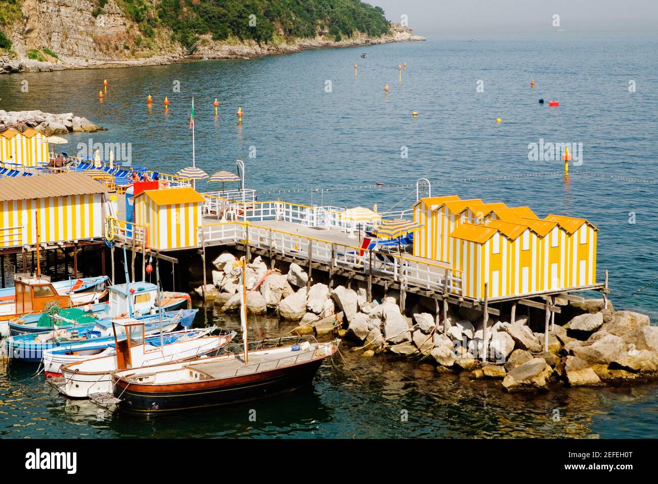 Vista ad alto angolo delle barche al porto, Marina Grande, Capri, Sorrento, Penisola Sorrentina, Provincia di Napoli, Campania, Italia Foto Stock