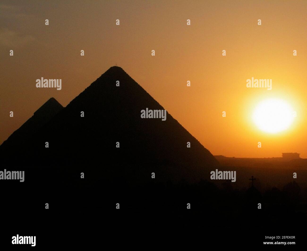 Silhouette di piramidi al tramonto, piramidi di Giza, Giza, Cairo, Egitto Foto Stock