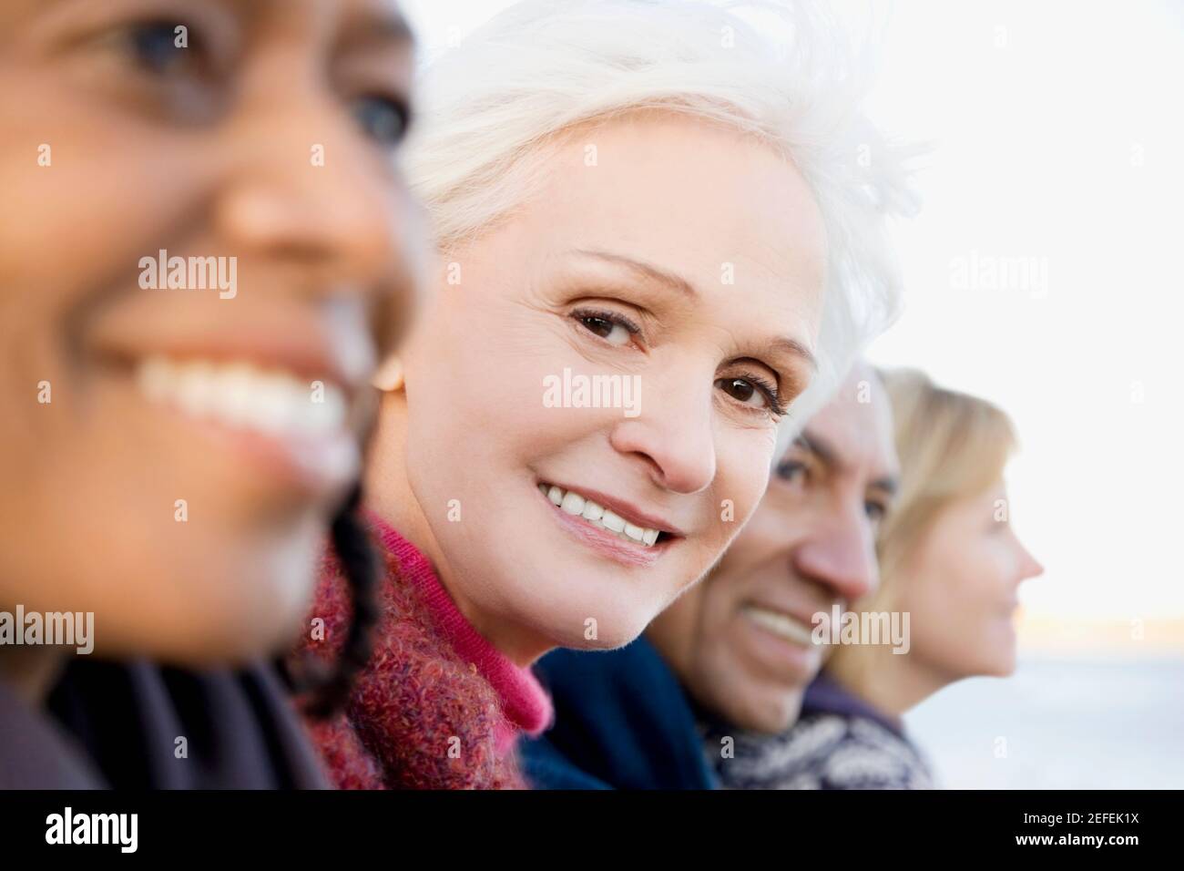Ritratto di una donna anziana sorridente con i suoi amici Foto Stock