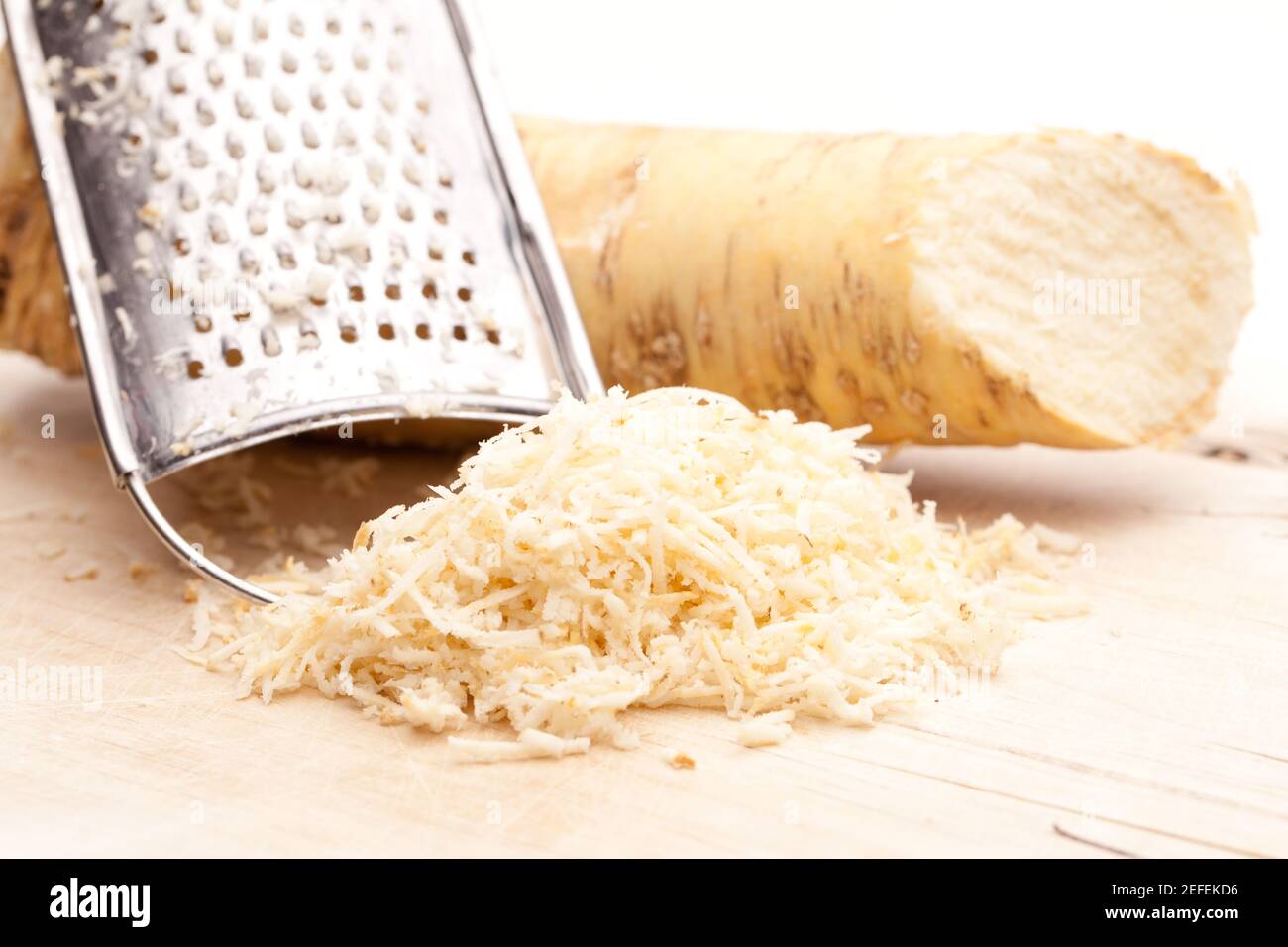 Rafano con grattugia a bordo Foto Stock