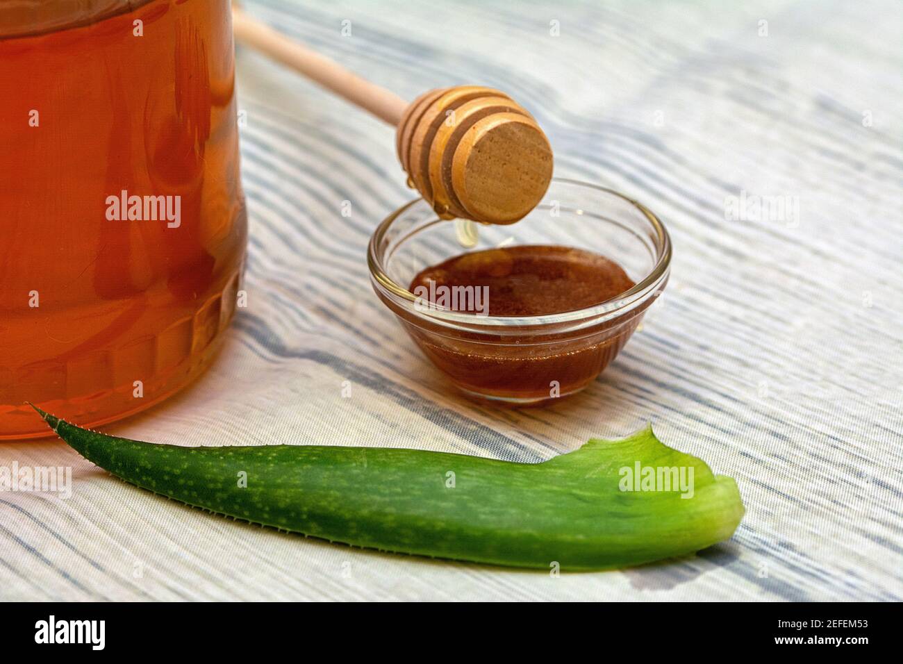 Maschera fai da te fatta in casa per il trattamento della dermatite  seborreica con aloe vera, miele e cannella Foto stock - Alamy