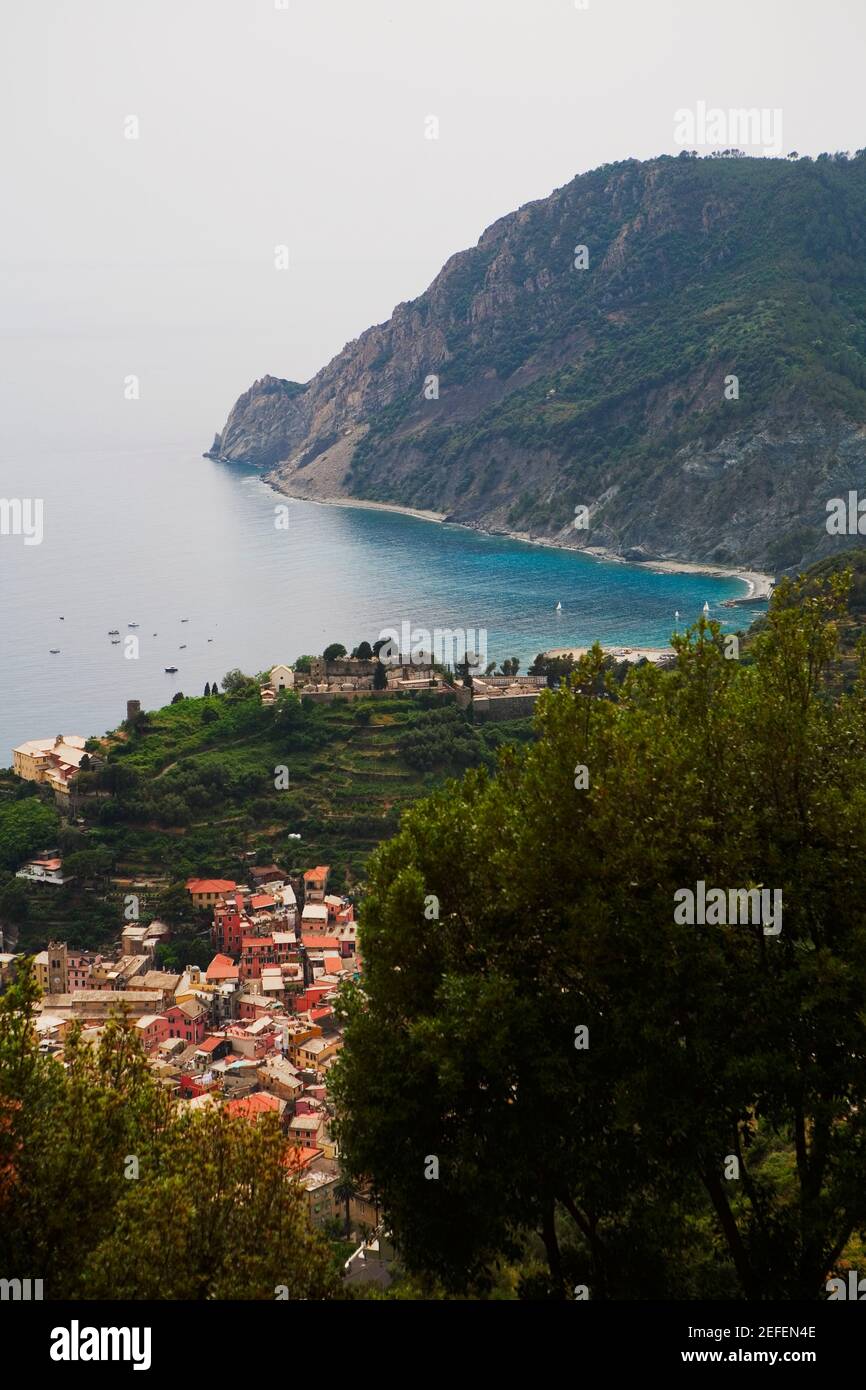 Vista ad angolo di una città sul mare, Mar Ligure, Riviera Italiana, Monterosso al Mare, cinque Terre, La Spezia, Liguria, Italia Foto Stock