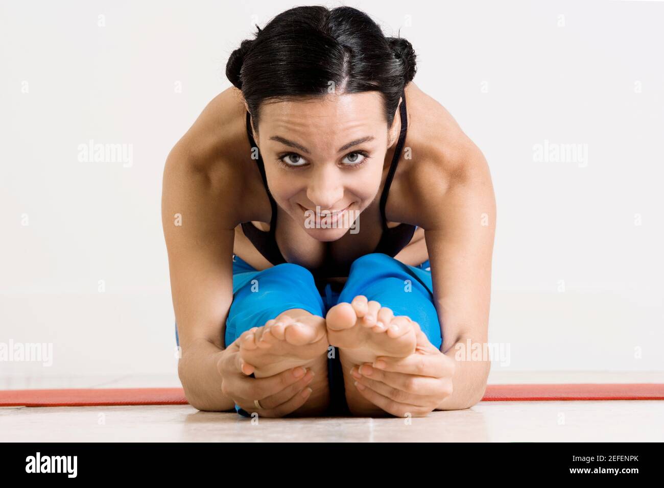 Ritratto di una giovane donna che le tocca le dita Foto Stock