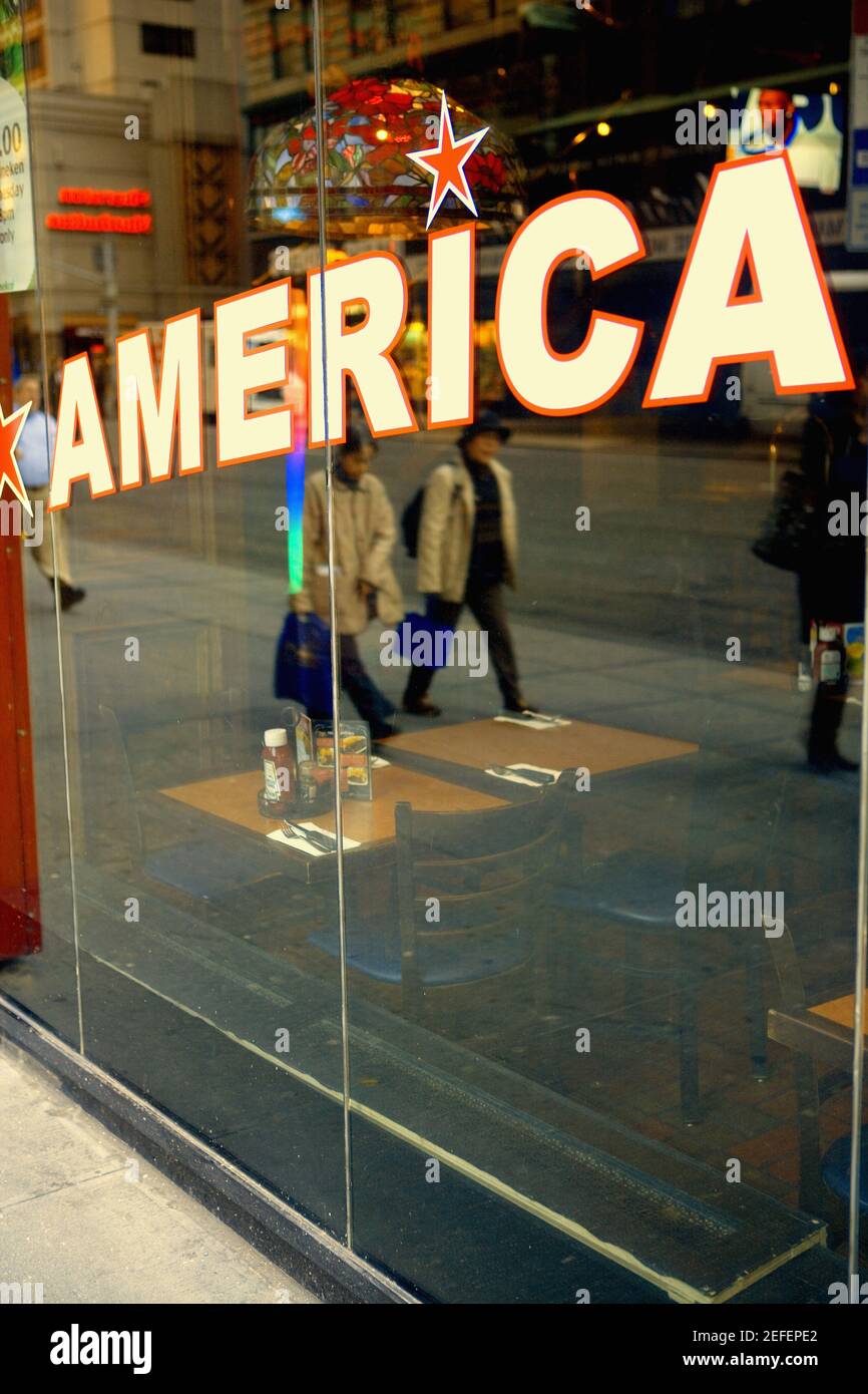 Riflessione di quattro persone sul vetro, New York City, New York state, USA Foto Stock