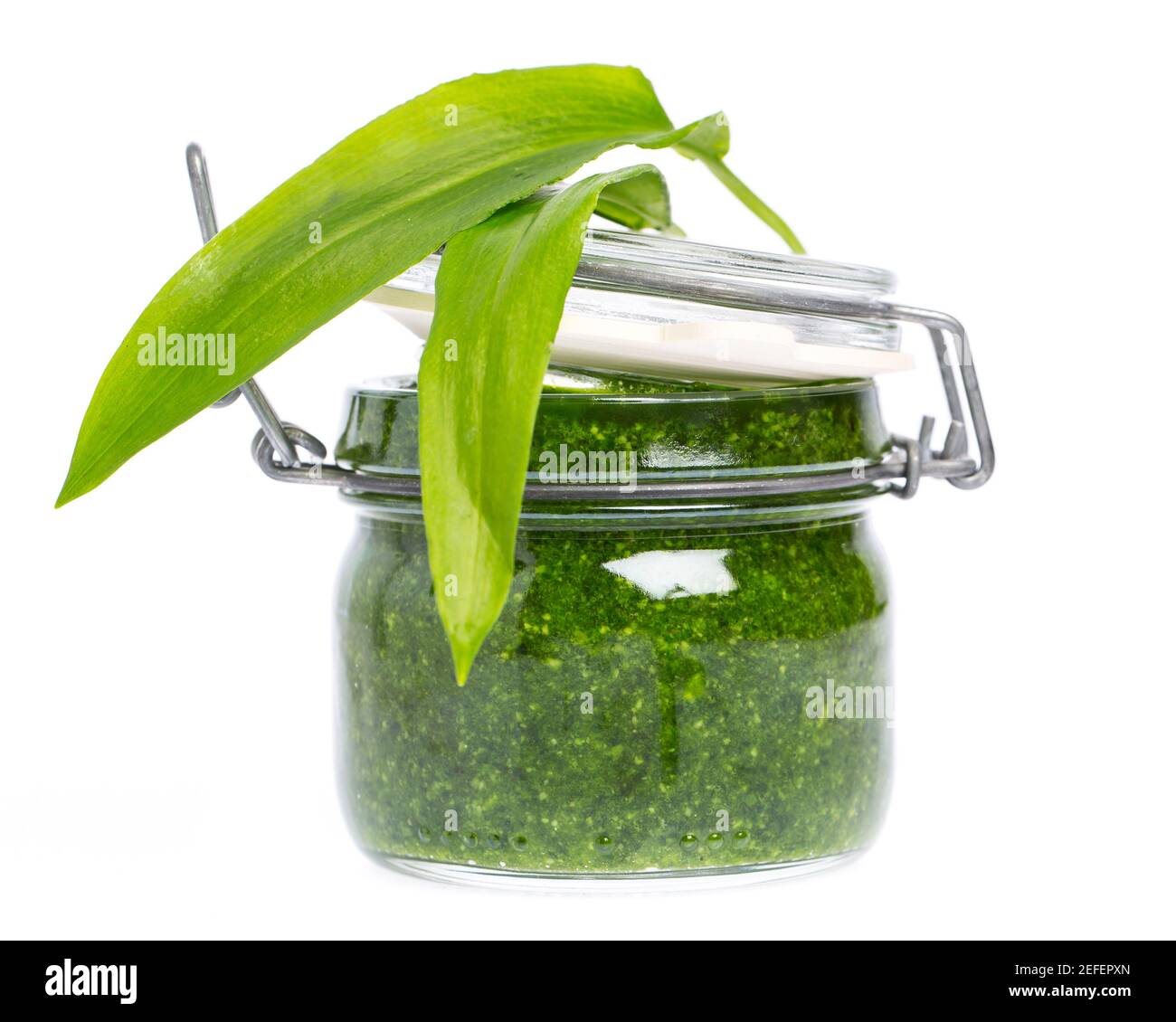 Pesto di aglio selvatico in vetro con foglie di aglio selvatico Foto Stock