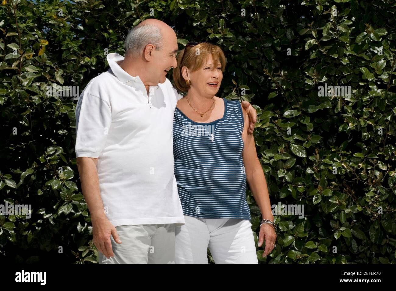 Coppia senior sorridente in un parco Foto Stock