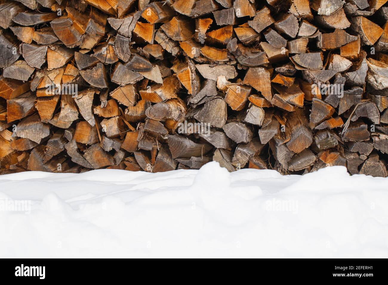 Palo di legno in inverno Foto Stock