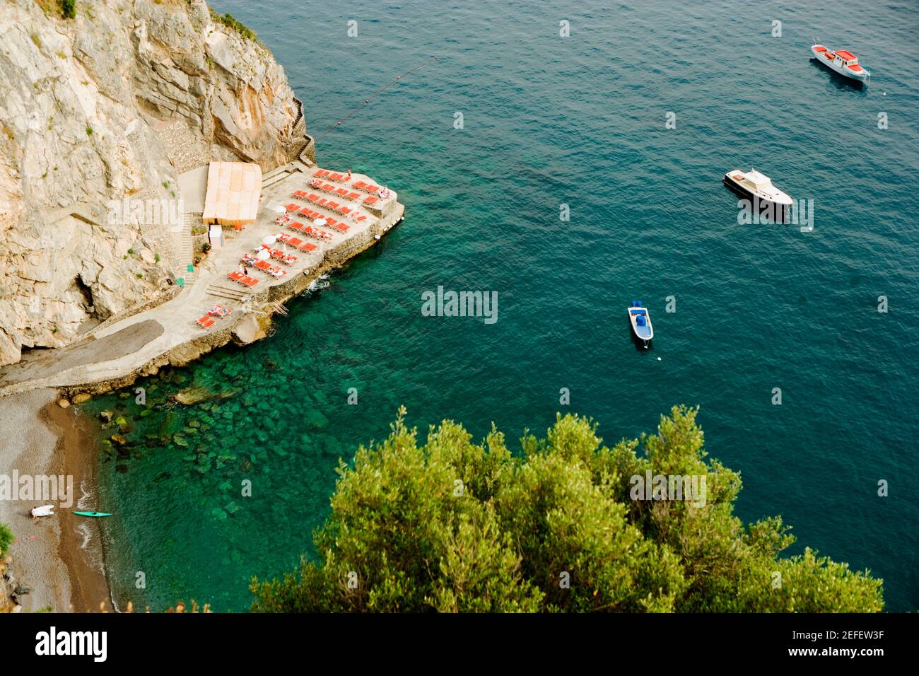 Vista ad alto angolo delle barche galleggianti sull'acqua, Spiaggia San Pietro, Costiera Amalfitana, Salerno, Campania, Italia Foto Stock