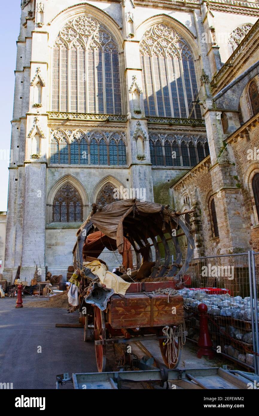 Cart di fronte a una cattedrale, le Mans Cathedral, le Mans, Francia Foto Stock