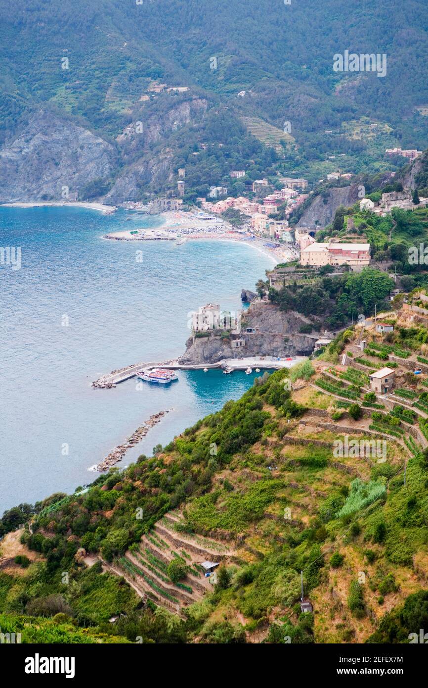 Vista ad angolo di una città sul mare, Mar Ligure, Riviera Italiana, cinque Terre, la Spezia, Liguria, Italia Foto Stock