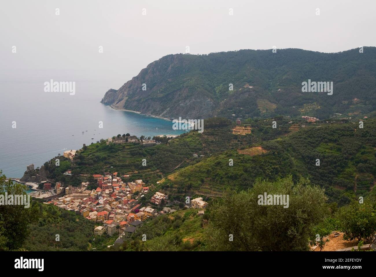 Vista ad angolo di una città sul mare, Mar Ligure, Riviera Italiana, Monterosso al Mare, cinque Terre, La Spezia, Liguria, Italia Foto Stock