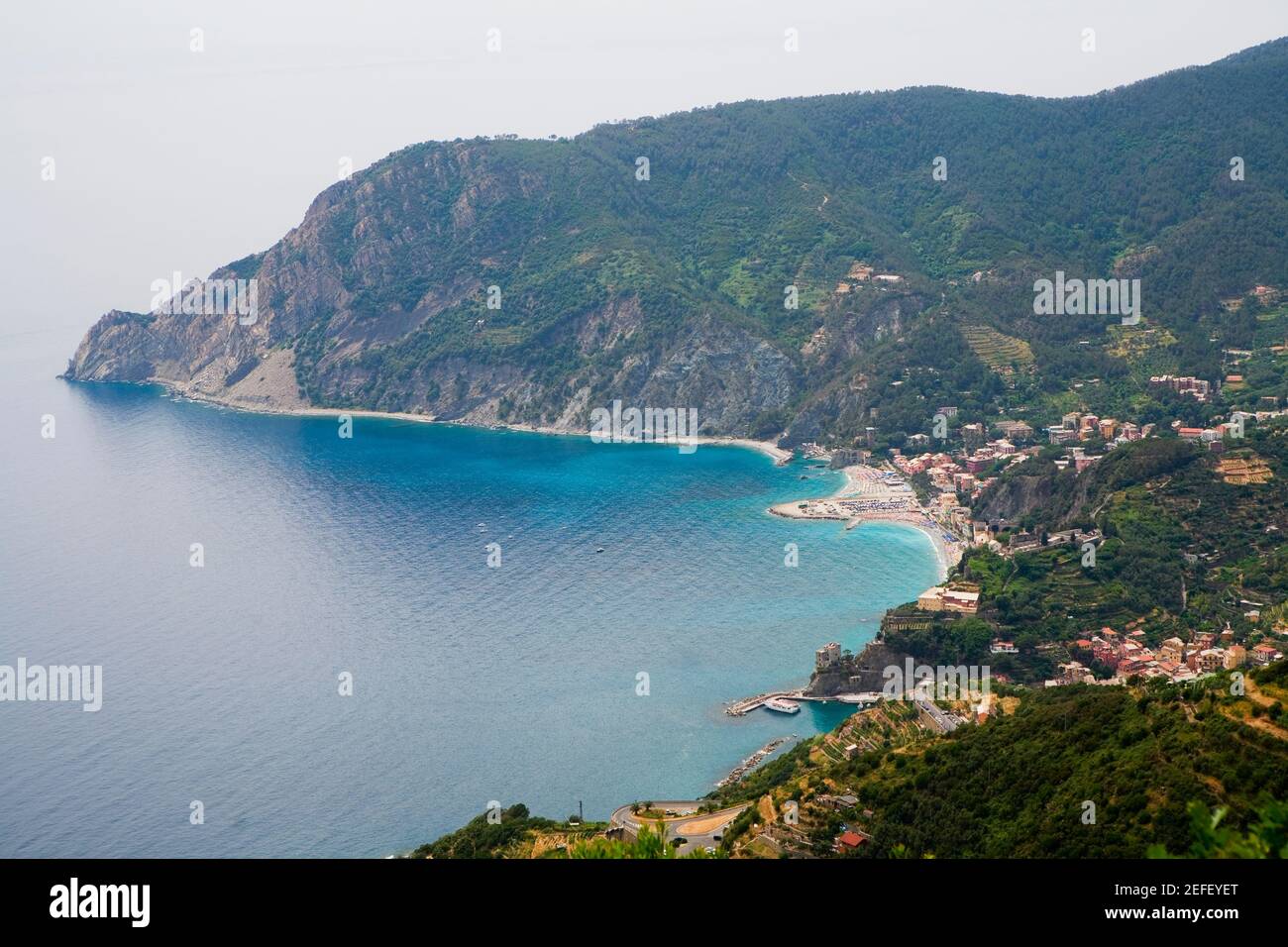 Vista ad angolo di una città sul mare, Mar Ligure, Riviera Italiana, Monterosso al Mare, cinque Terre, La Spezia, Liguria, Italia Foto Stock