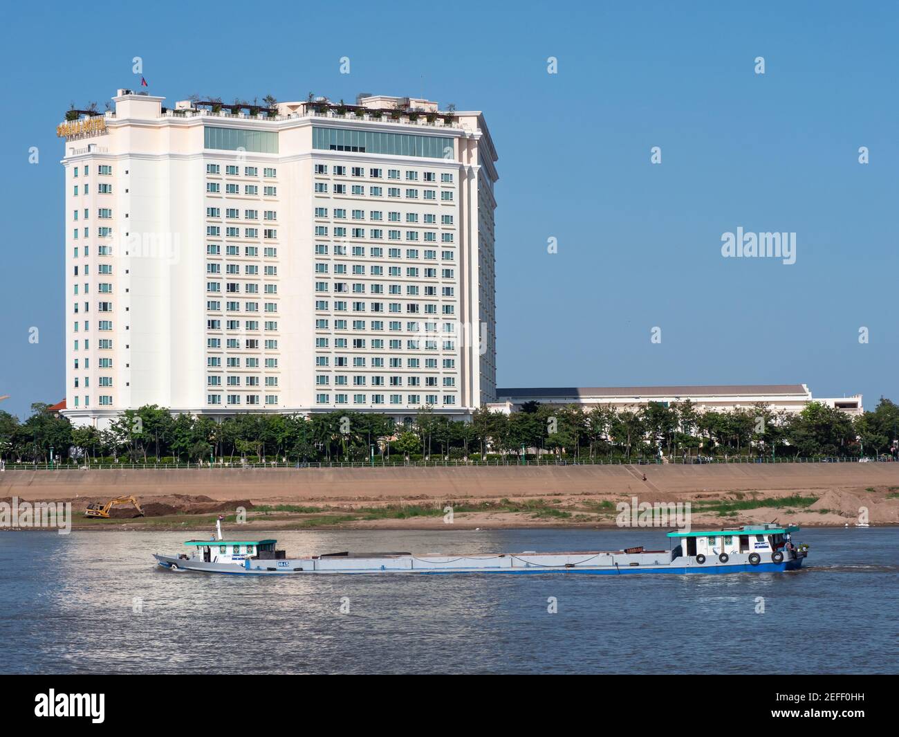 Sokha Hotel, un grande hotel di lusso a cinque stelle sulla penisola di Chroy Changvar, dove i fiumi Tonle SAP e Mekong si incontrano a Phnom Penh. Fiume Tonle SAP e un f Foto Stock