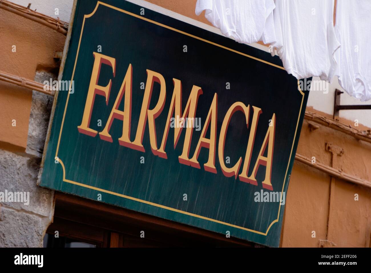 Vista angolare di un cartello commerciale, Riviera Italiana, Parco Nazionale delle cinque Terre, Riomaggiore, cinque Terre, la Spezia, Liguria, Italia Foto Stock