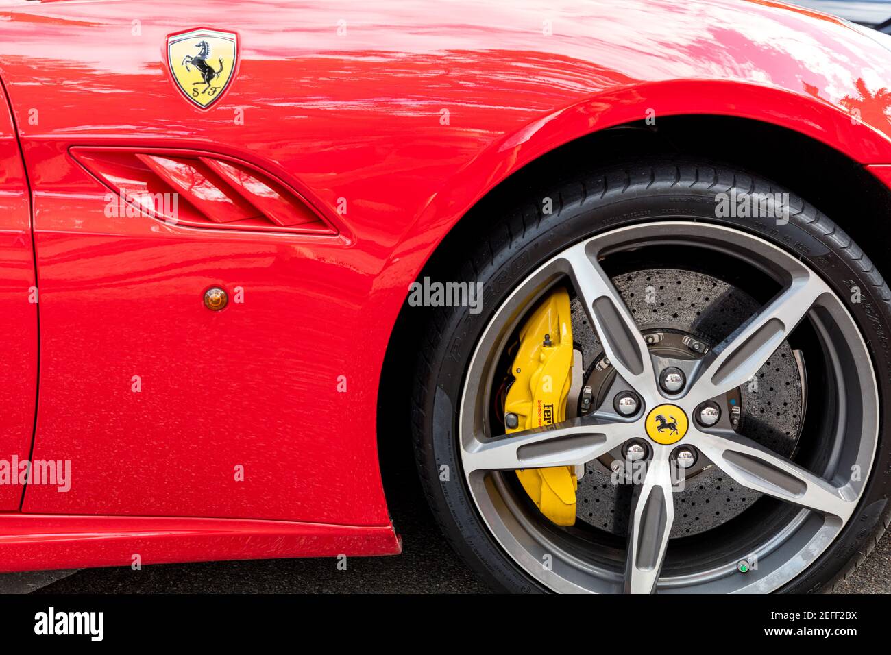 Pneumatico anteriore e logo Prancing Horse su una Ferrari rossa in mostra al 'Cars on Fifth' - Napoli, Florida, USA Foto Stock