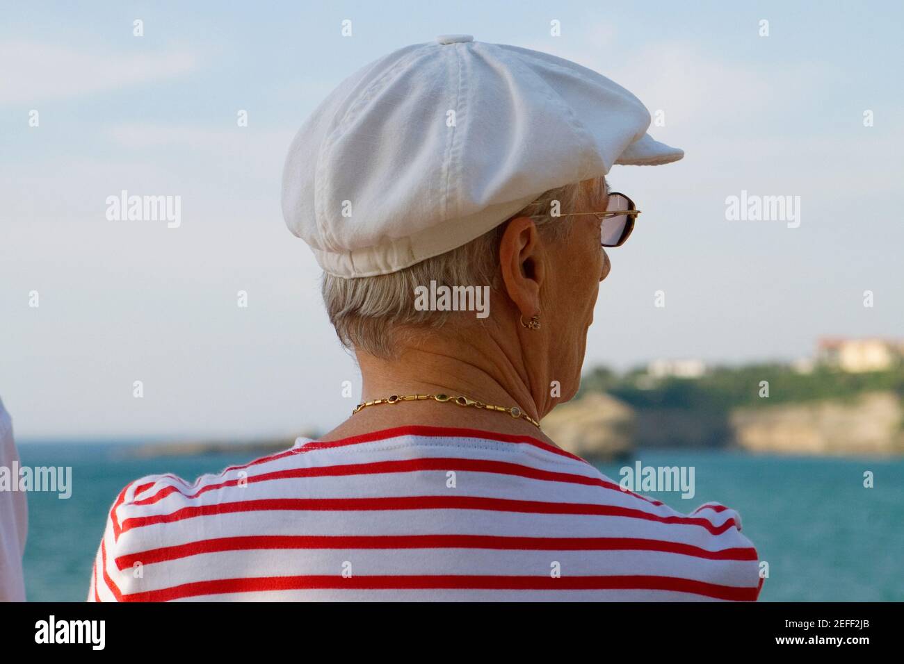 Vista posteriore di una donna matura, Baie De Biarritz, Biarritz, Pyrenees Atlantiques, Francia Foto Stock