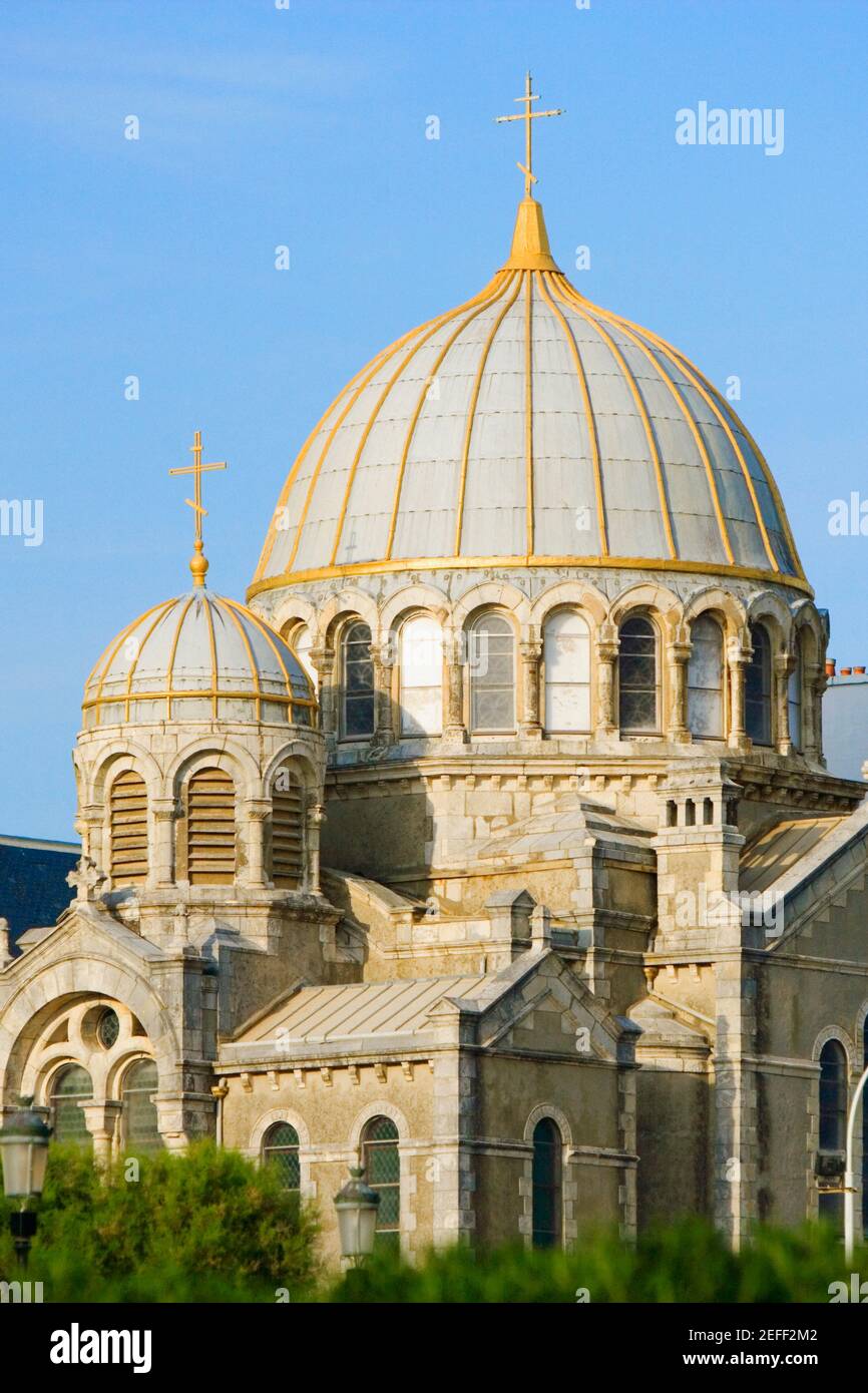 Vista ad angolo basso di una cattedrale, Eglise Orthodoxe Saint Alexandre De la Neva, Biarritz, Francia Foto Stock