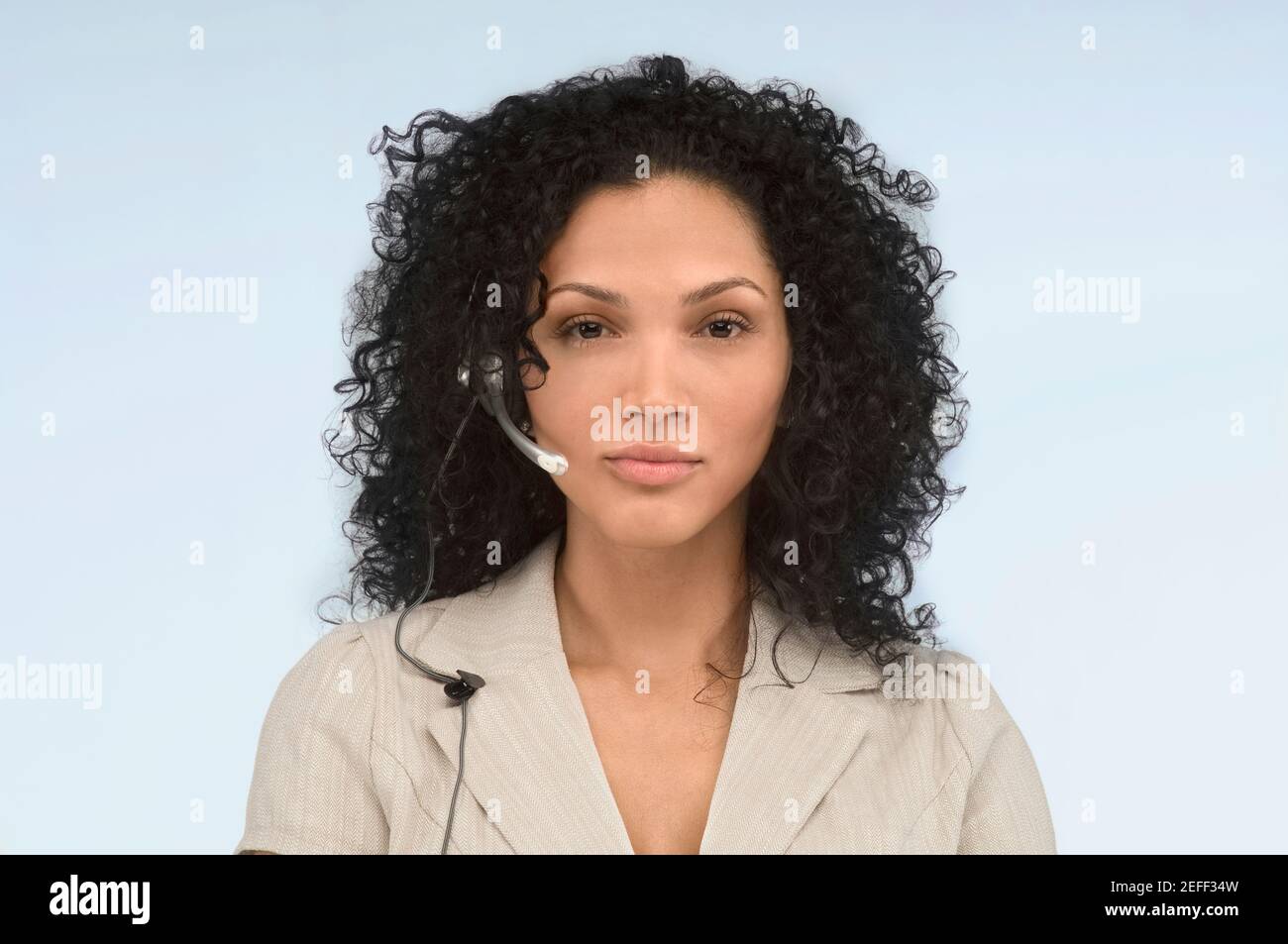 Ritratto di una donna rappresentante del servizio clienti di indossare una cuffia Foto Stock