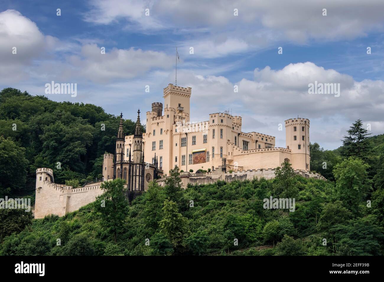 Castello medievale arroccato sulla collina che domina il fiume Reno in Germania Foto Stock