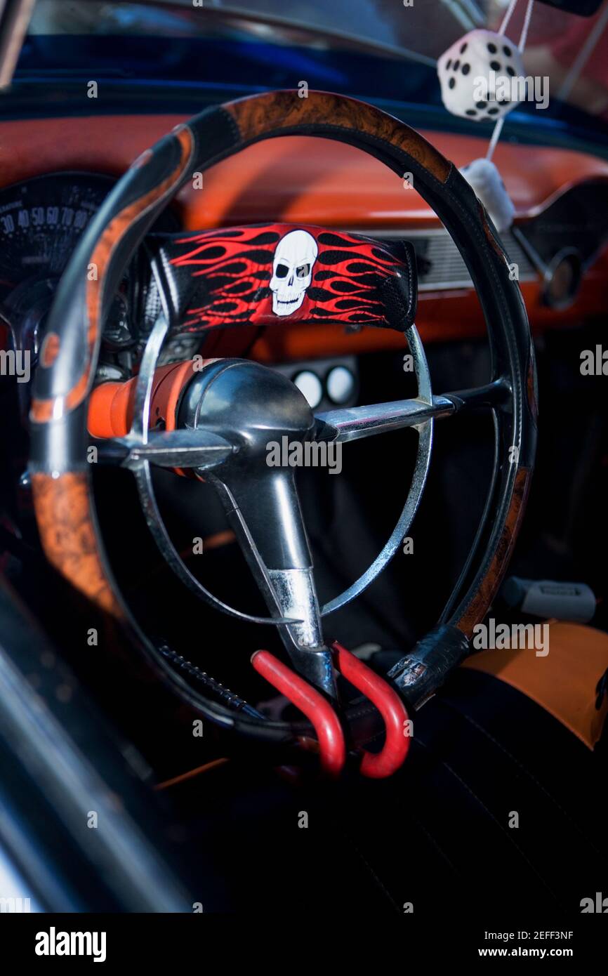 Primo piano di un lucchetto su un volante Foto Stock