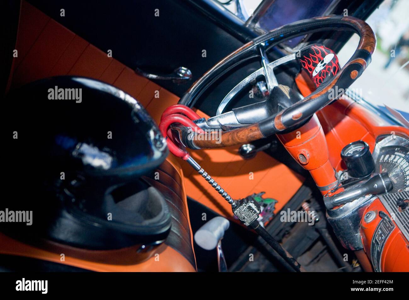 Primo piano di un casco in un'auto sportiva Foto Stock