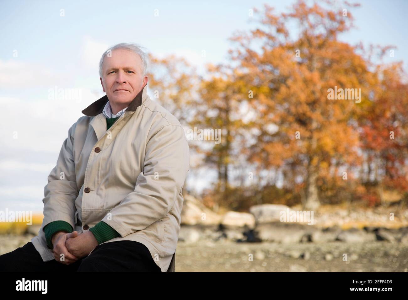 Ritratto di un uomo anziano pensando Foto Stock