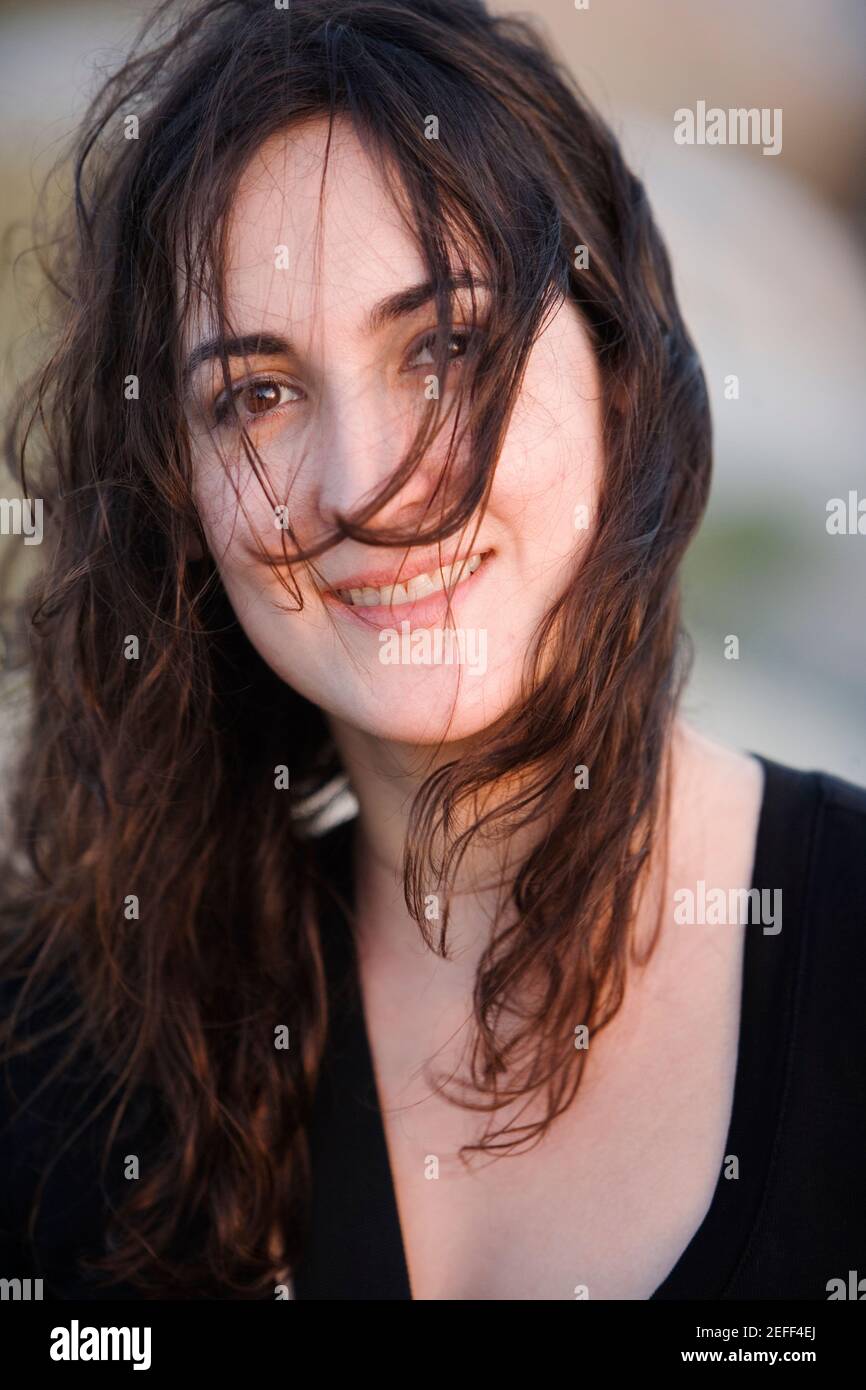 Ritratto di una metà donna adulta sorridente Foto Stock