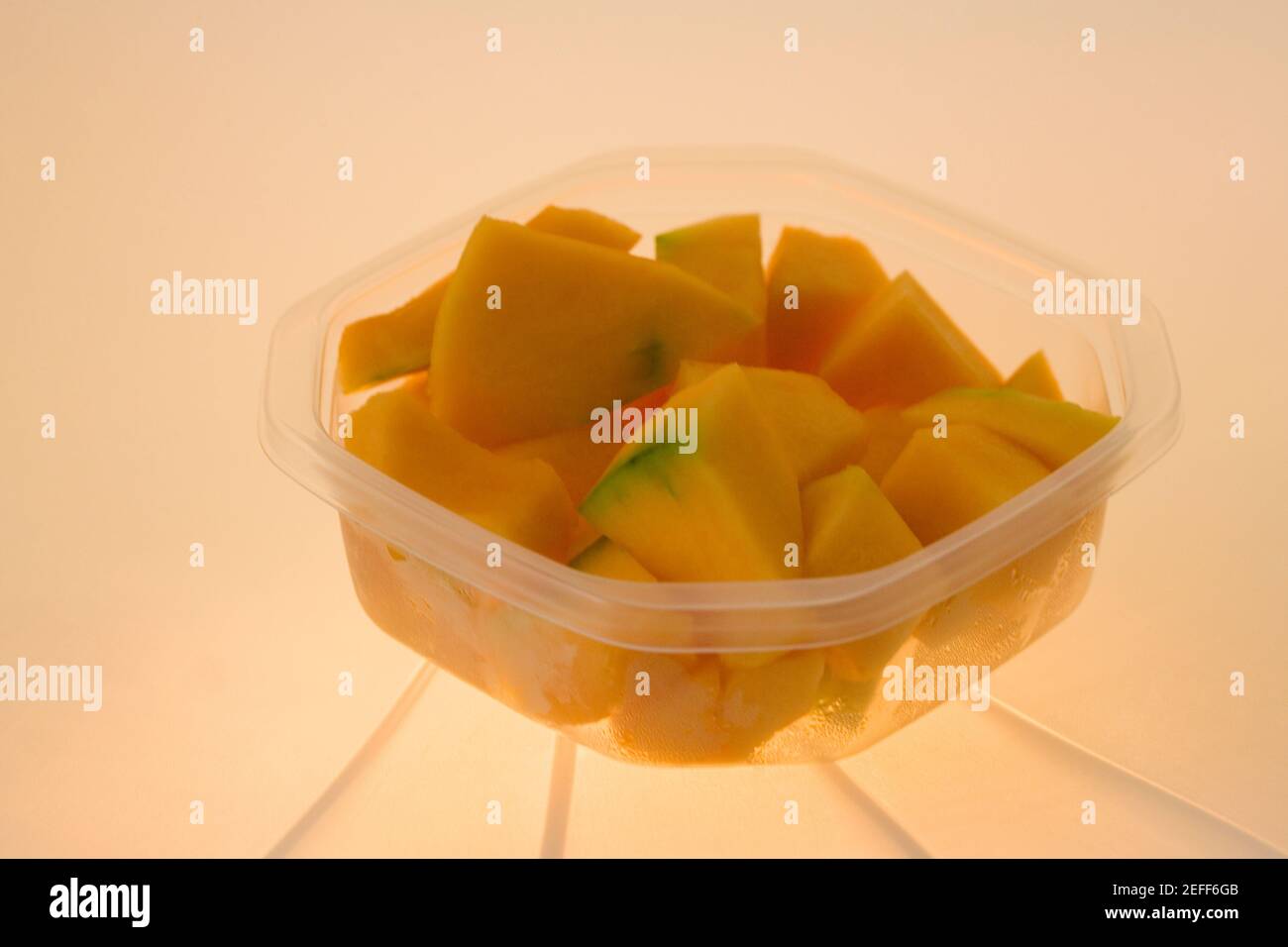 Primo piano di fette di papaia in un contenitore Foto Stock