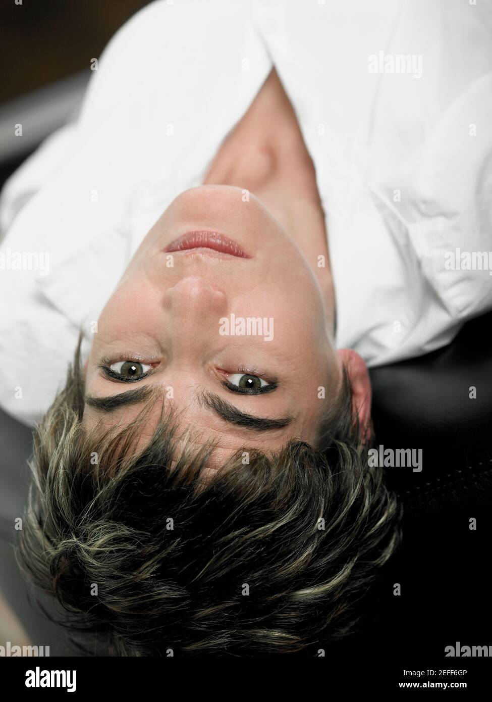 Ritratto di una donna matura sdraiata sulla schiena Foto Stock