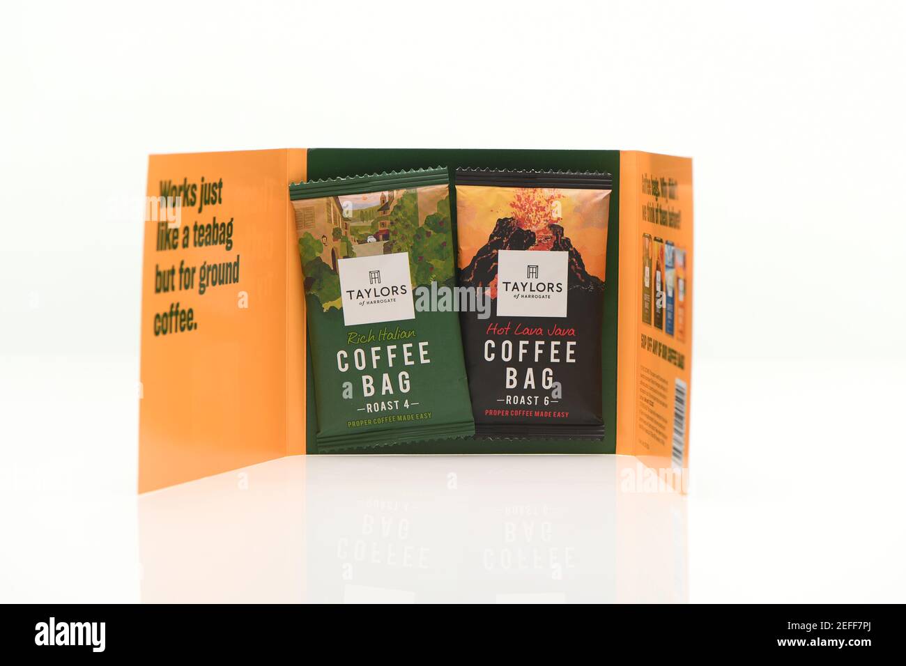 Taylors Coffee bag direct mail campagna gratis campioni di marketing promozione girato su sfondo bianco con riflessione. Foto Stock