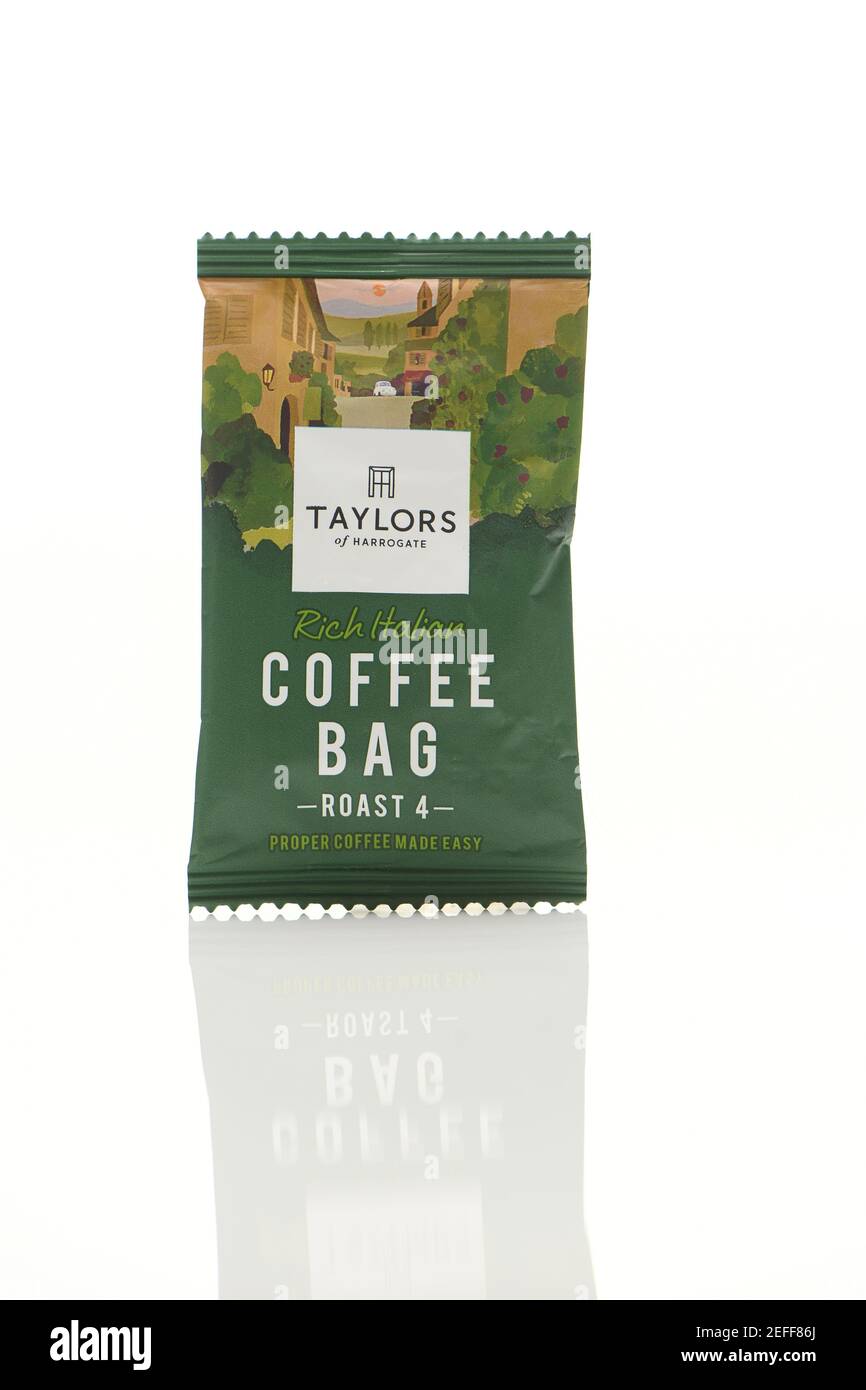 Taylors Coffee bag direct mail campagna gratis campioni di marketing promozione girato su sfondo bianco con riflessione. Foto Stock