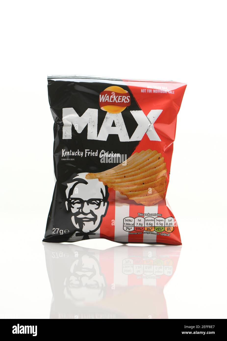 Kentucky Fried Chicken flavour Walkers max Crisps pacchetto su uno sfondo bianco con un riflesso. Foto Stock