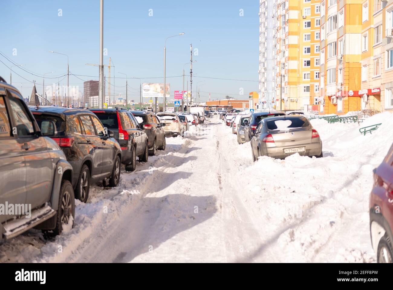 Mosca. Russia. Nevicate nel mese di febbraio. Vialetti in iarde dopo una nevicata. In città dopo una nevicata, le ruote si rovinano. Le conseguenze dopo una storia Foto Stock