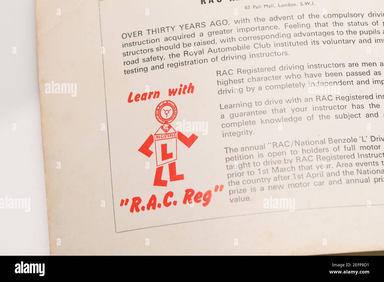 Impara con il logo RAC Reg da un manuale di istruzioni 1973 per guidare un'auto per principianti. Foto Stock