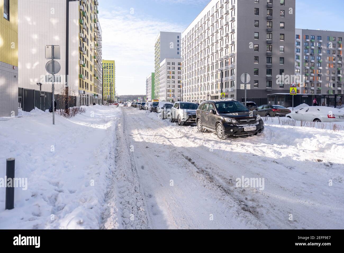 Mosca. Russia. Nevicate nel mese di febbraio. Vialetti in iarde dopo una nevicata. In città dopo una nevicata, le ruote si rovinano. Le conseguenze dopo una storia Foto Stock