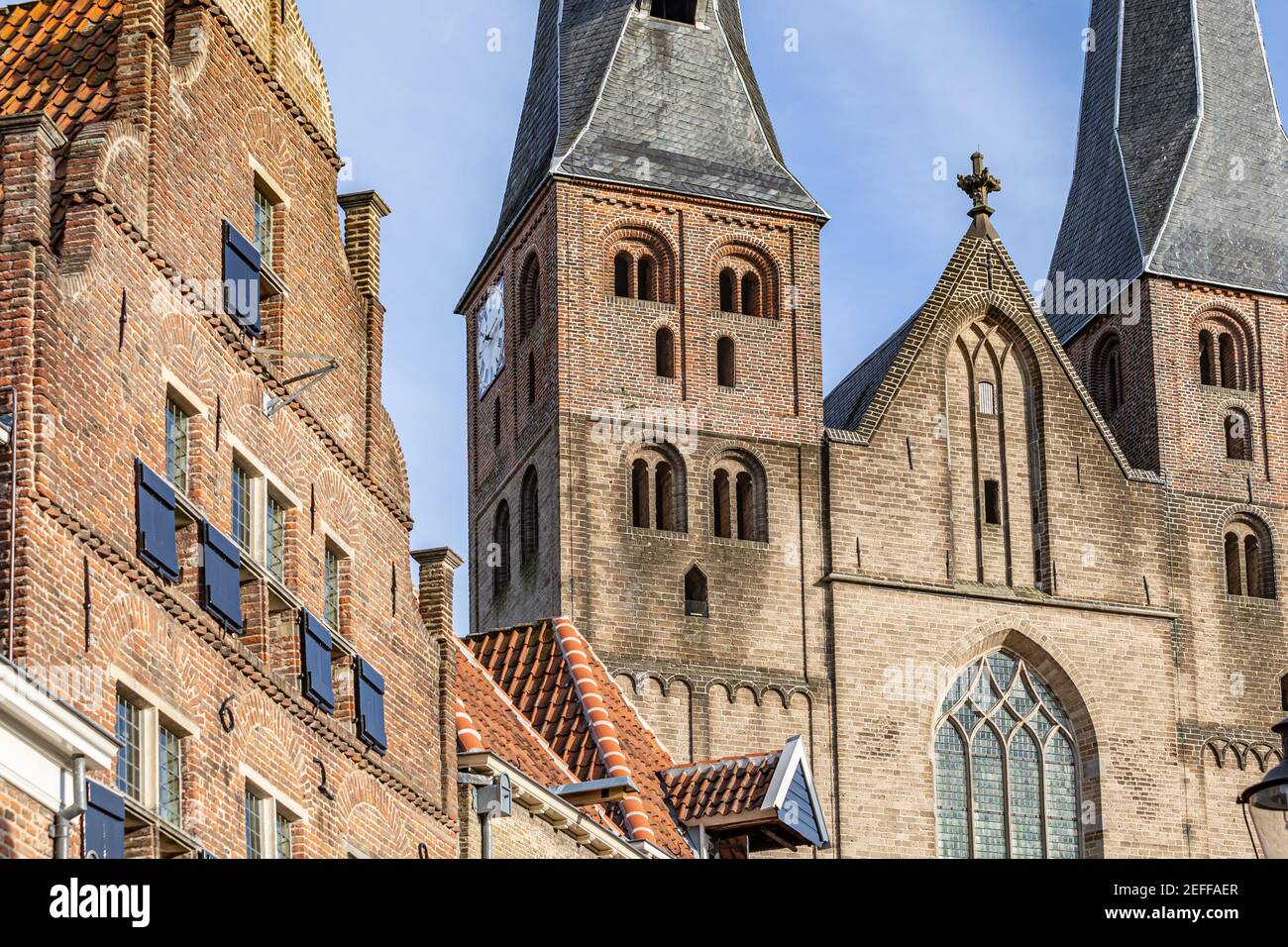 Primo piano di De Sint Nicolaaskerk o Bergkerk in Deventer in I Paesi Bassi con una storica luce di strada di fronte Foto Stock
