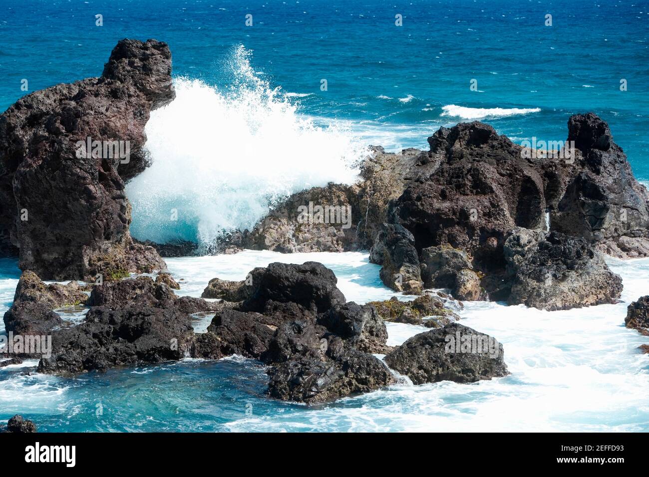 Onde che si infrangono sulle rocce, Hookipa Beach Park, Maui, Hawaii Islands, USA Foto Stock
