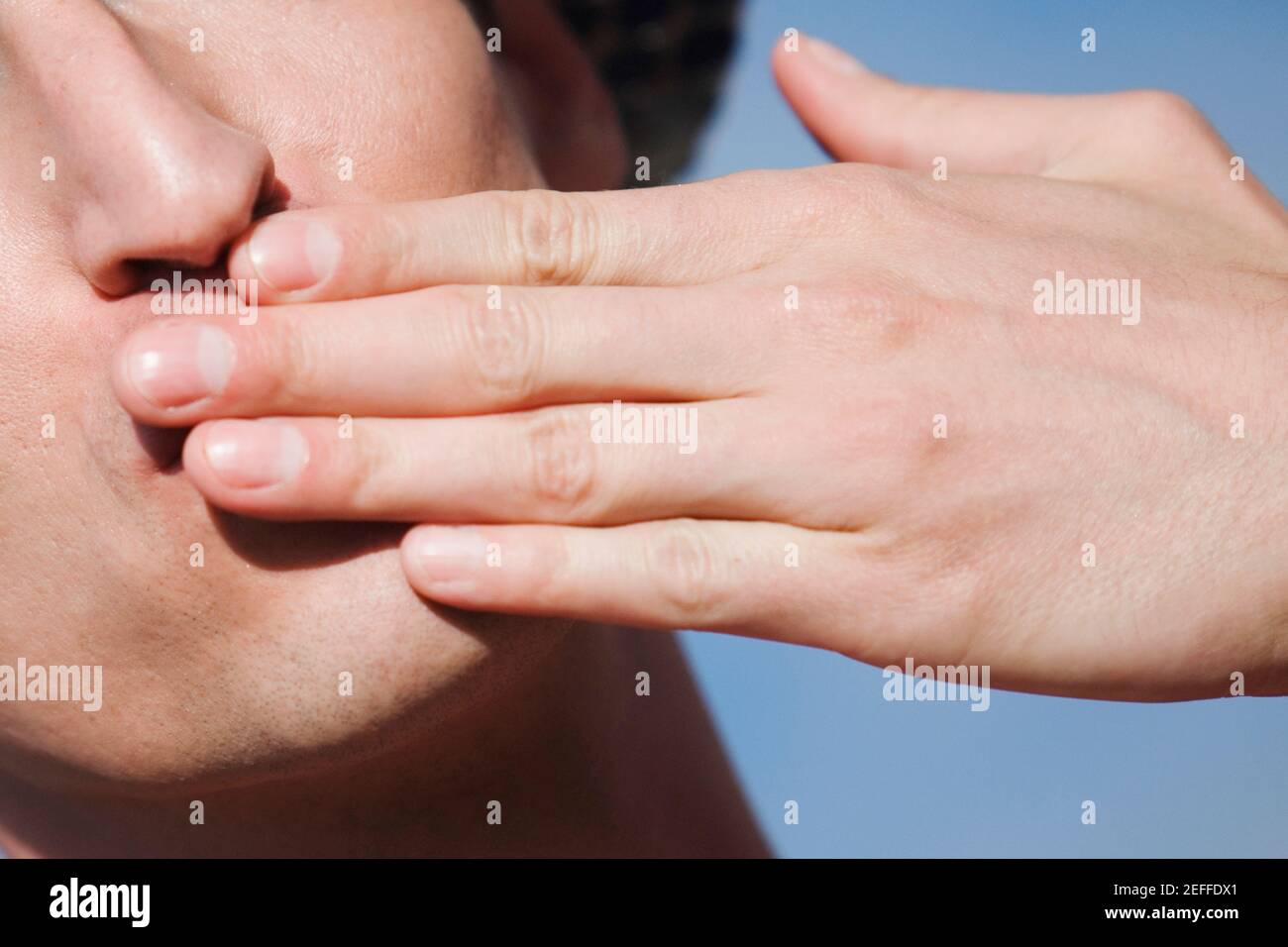 Primo piano di un gay che soffia un bacio Foto Stock