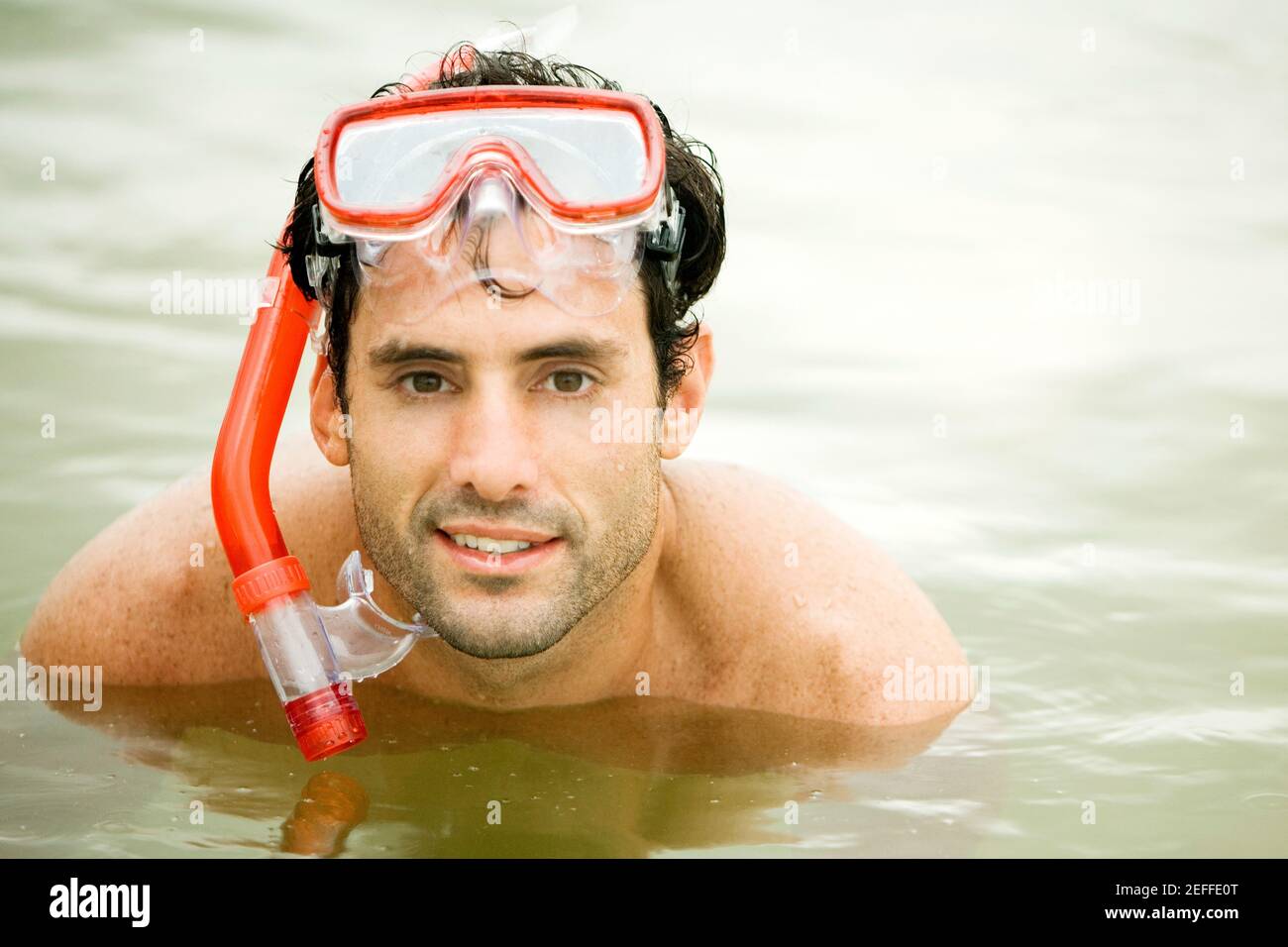 Ritratto di un uomo medio adulto che indossa una maschera subacquea Foto Stock