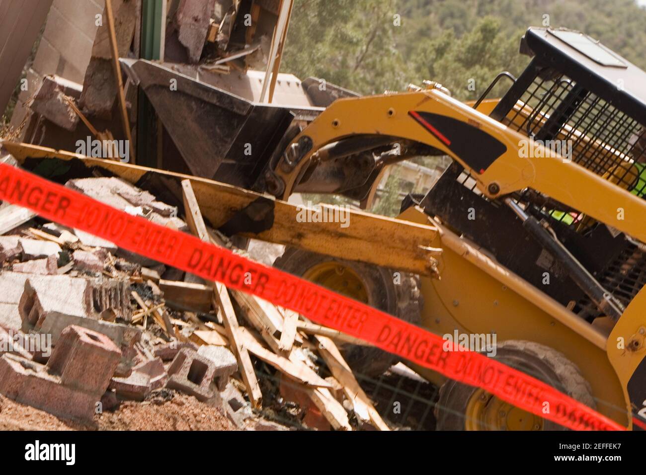 Apripista che rompe un edificio Foto Stock
