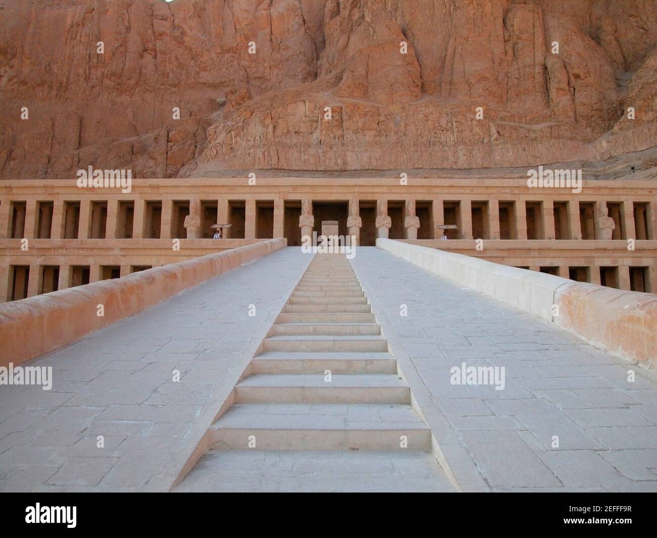 Vista ad angolo basso di un tempio, Egitto Foto Stock