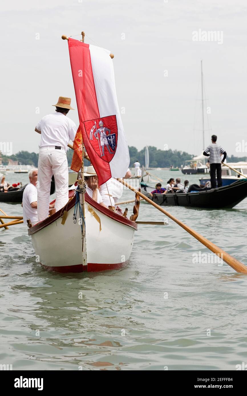 Gruppo di persone in gondola, Venezia, Veneto, Italia Foto Stock