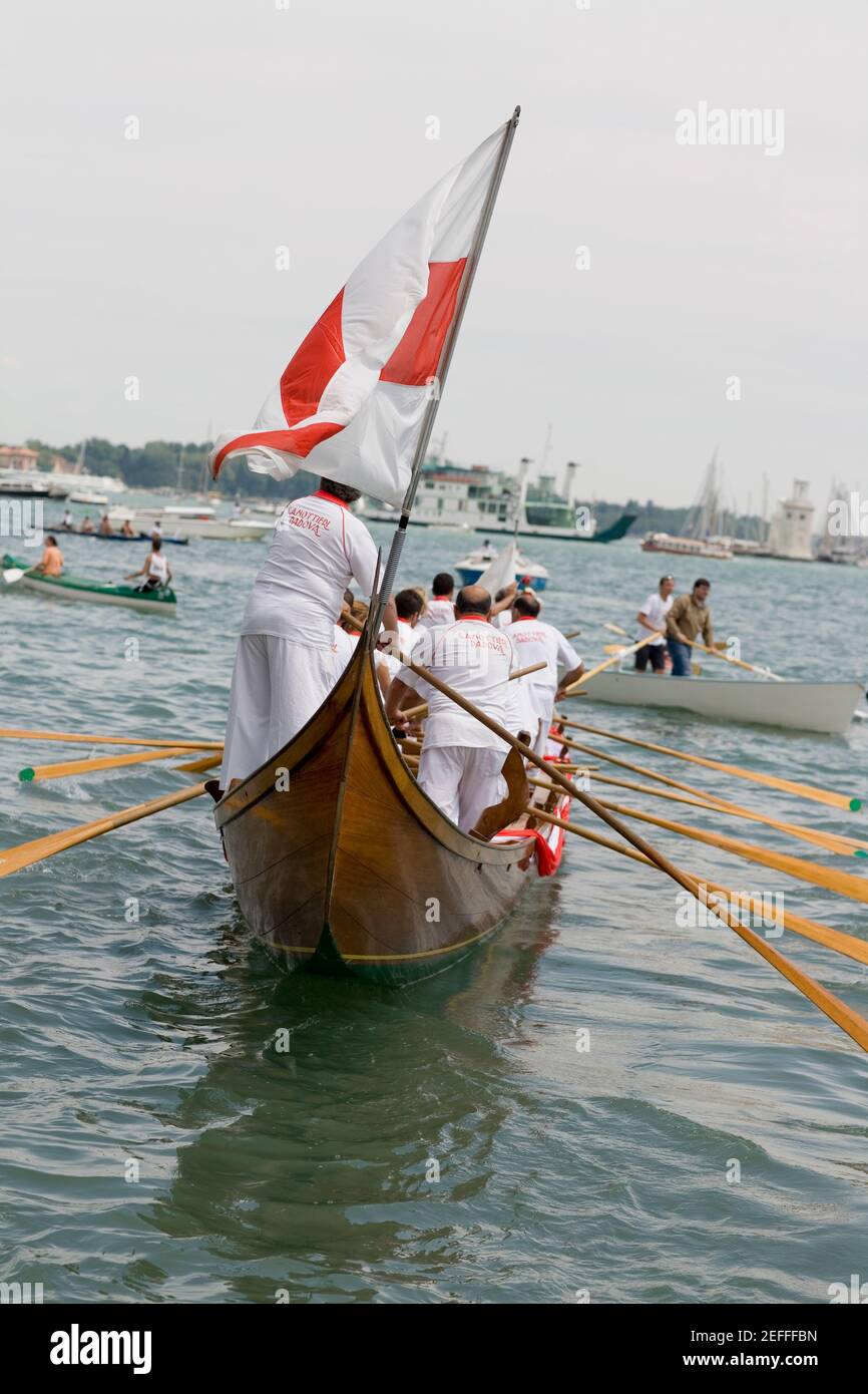 Gruppo di persone che vogano una gondola, Venezia, Veneto, Italia Foto Stock