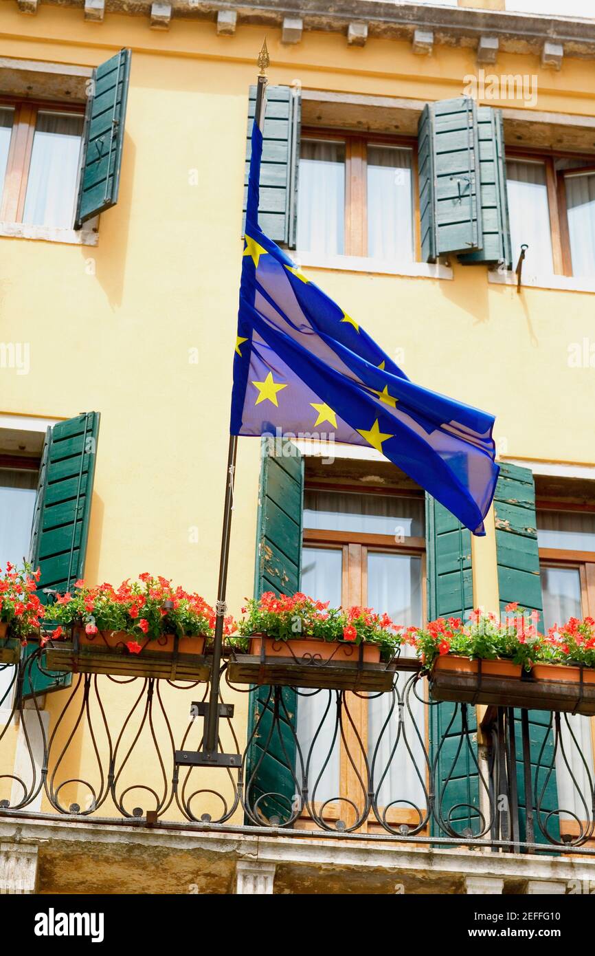 Vista a basso angolo di una bandiera dell'Unione europea su una ferrovia, Venezia, Veneto, Italia Foto Stock
