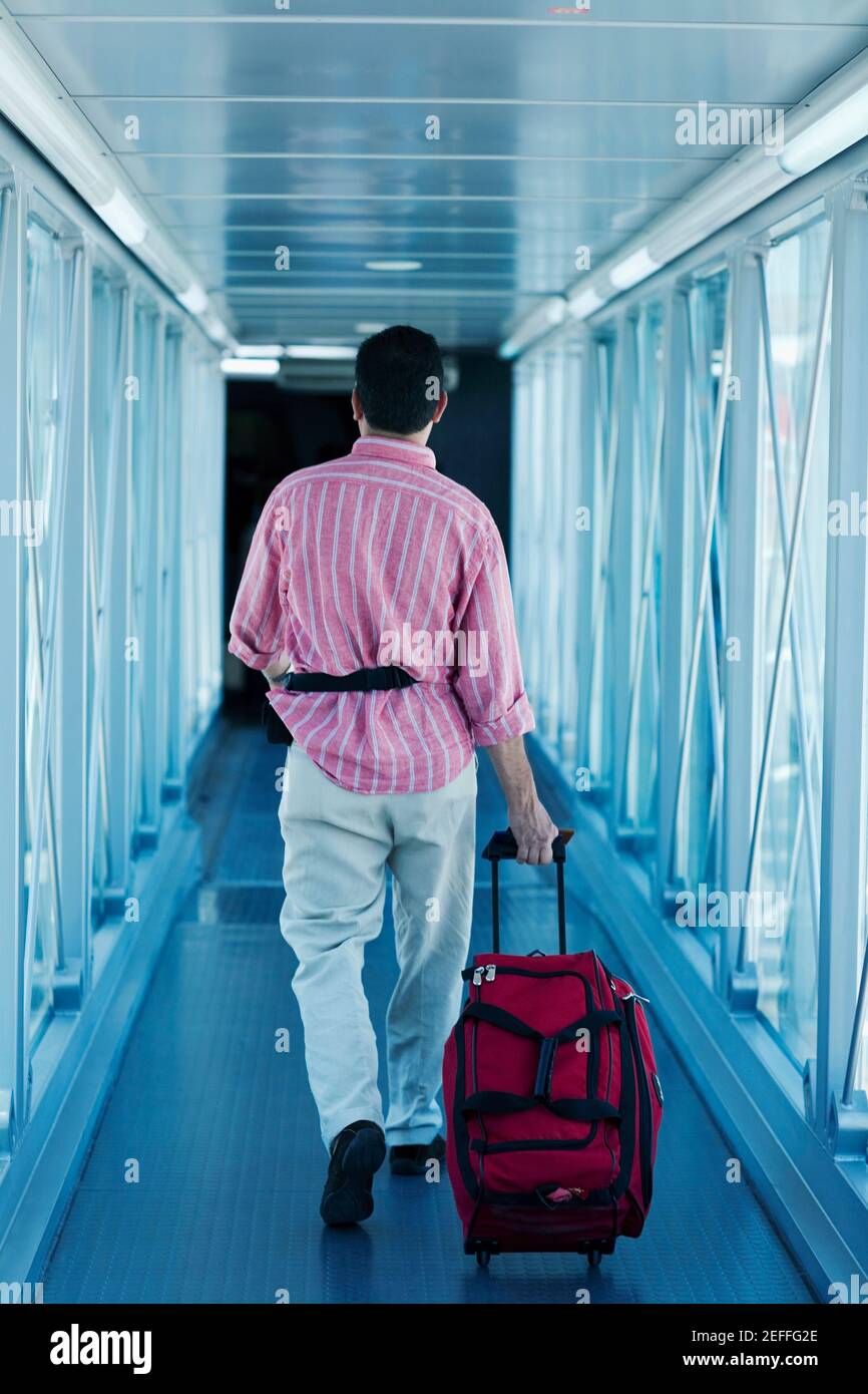 Vista posteriore di un uomo che cammina e porta una borsa, Madrid, Spagna Foto Stock