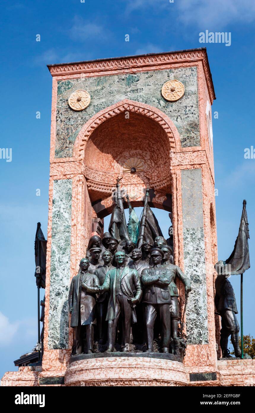 Istanbul, Turchia. Taksim Meydani, o Piazza Taksim. Monumento della Repubblica che mostra Ataturk e padri fondatori della Repubblica turca. Un lavoro da Foto Stock