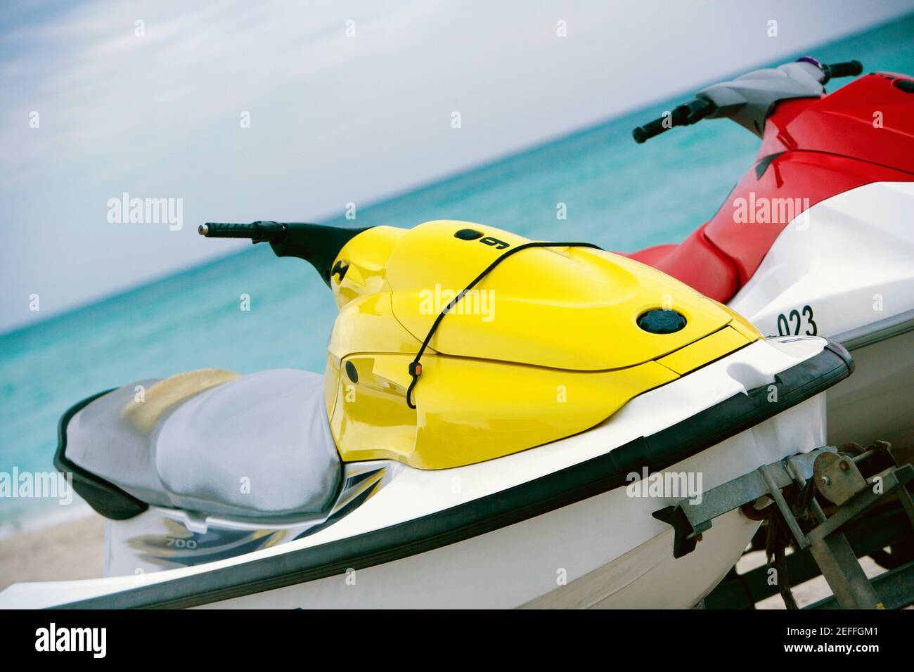 Primo piano di due jet ski vuoti Foto Stock