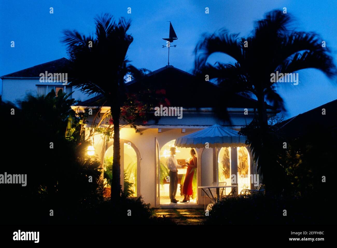 Una coppia è vista in piedi alla porta di Bon Vivant Villa, Barbados, Caraibi Foto Stock