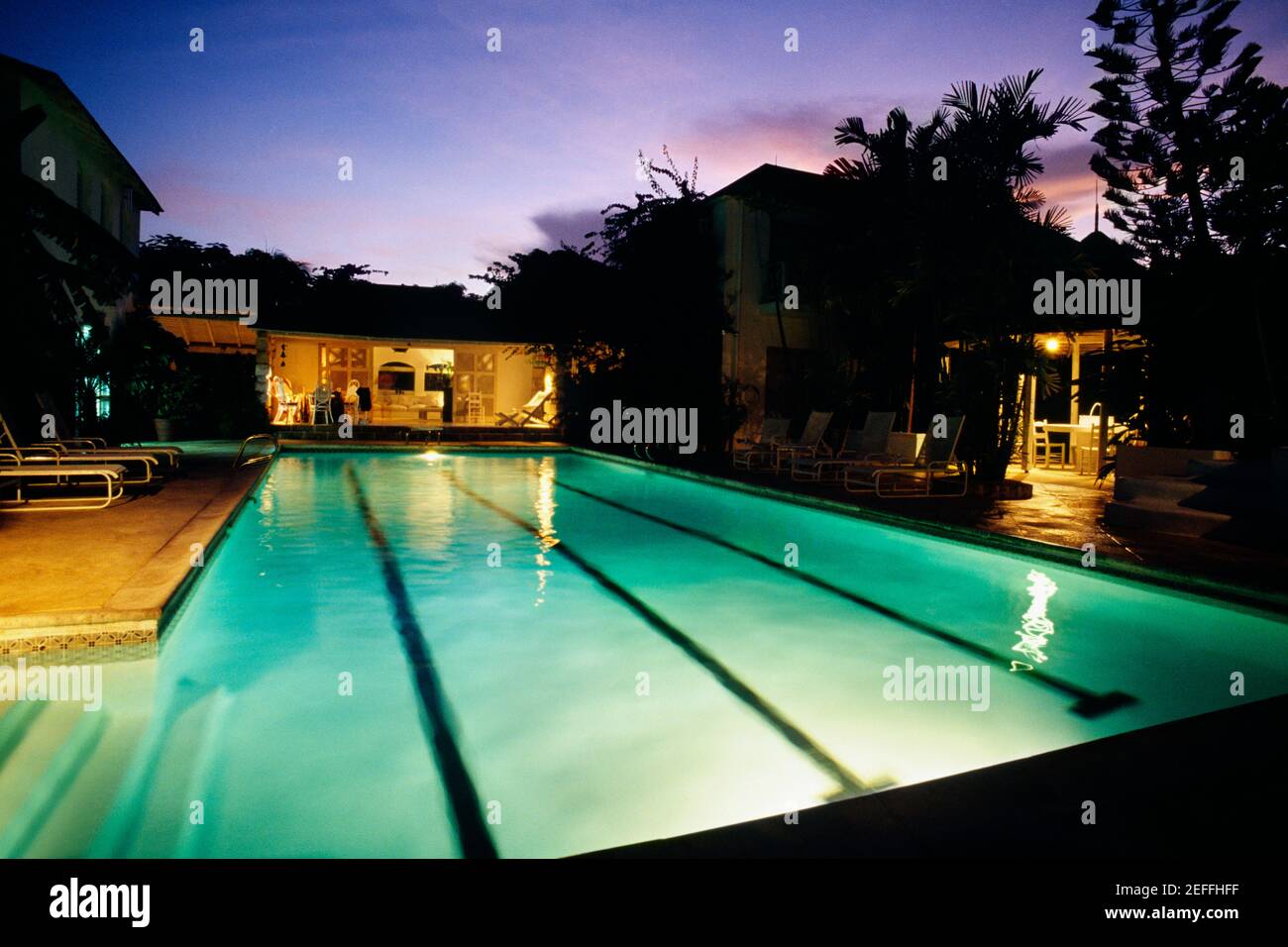 La Villa Bon Vivant, sull'isola di Barbados, Caraibi, offre una piscina illuminata Foto Stock