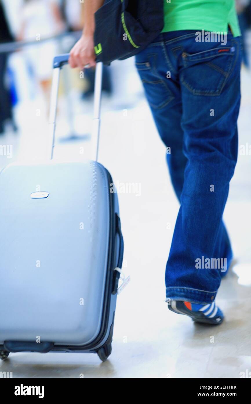 Vista posteriore di una persona che cammina e tira i bagagli, Madrid, Spagna Foto Stock
